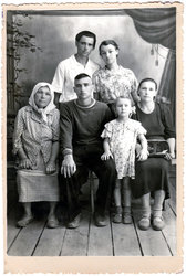 Неизвестная семья 195Х год.jpg