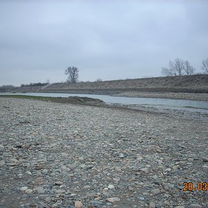 правая часть дамбы у г. Белореченска и один из рукавов реки Белой вдоль неё, март 2009.JPG