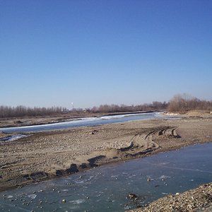 вид с левой части дамбы у г. Белореченска на реку Белую и трубы химзавода, январь 2008.JPG