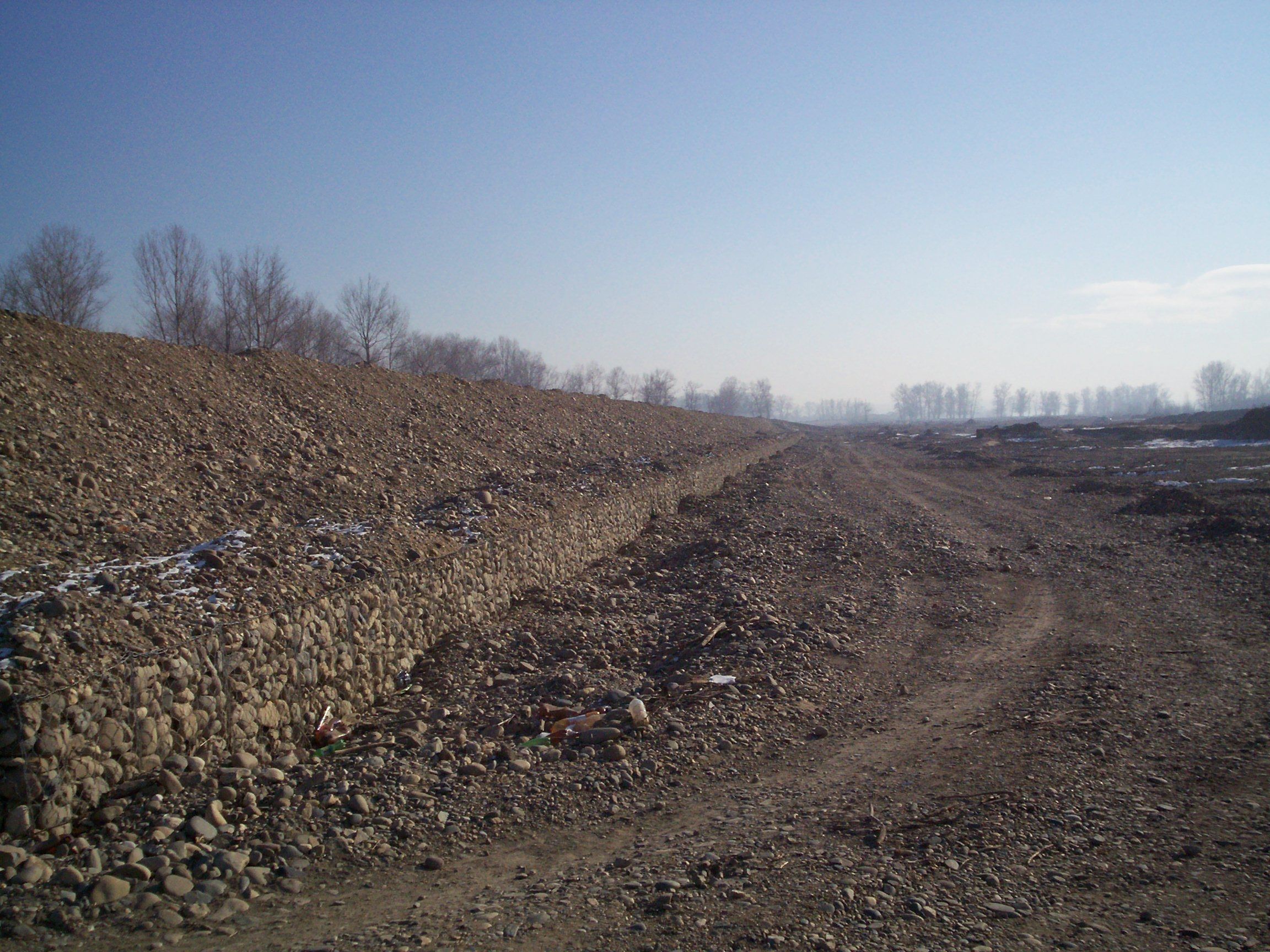 левая часть дамбы (вид боковой части), январь 2008.JPG