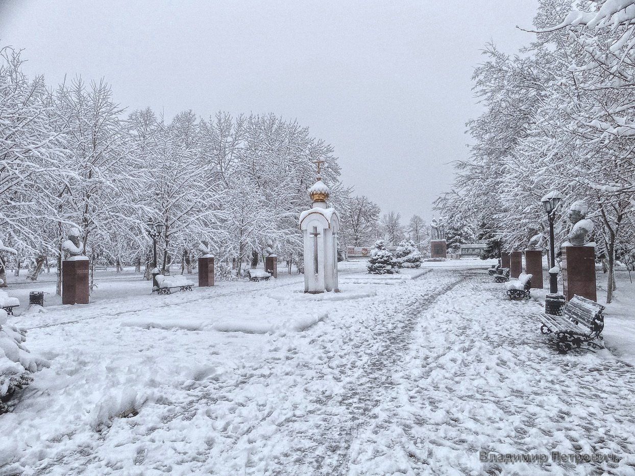 Алея с часовней.